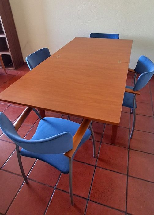 Mesa jantar madeira extensível com 4 cadeiras veludo azul