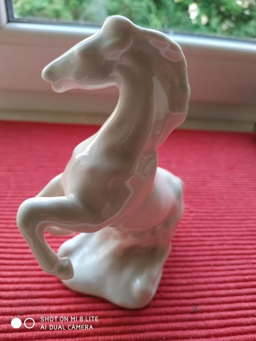 Порцелянова фігурка Кінь