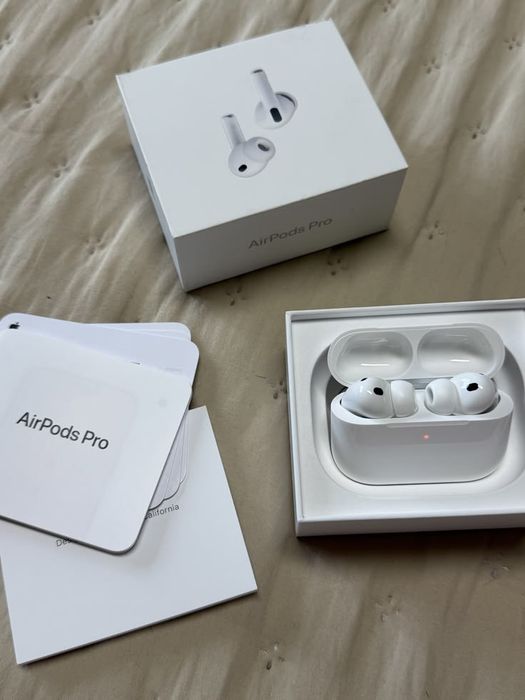 AirPods Pro 3 + 2 чохли + подарунок