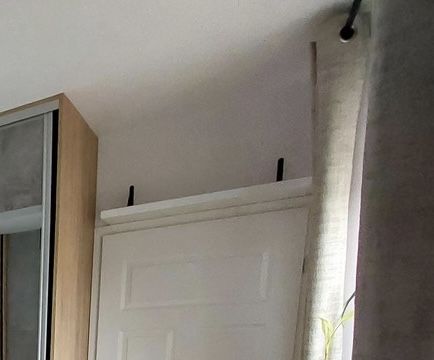 Biala wisząca półka np na książki szerokosc 81 cm - gruba porzadna