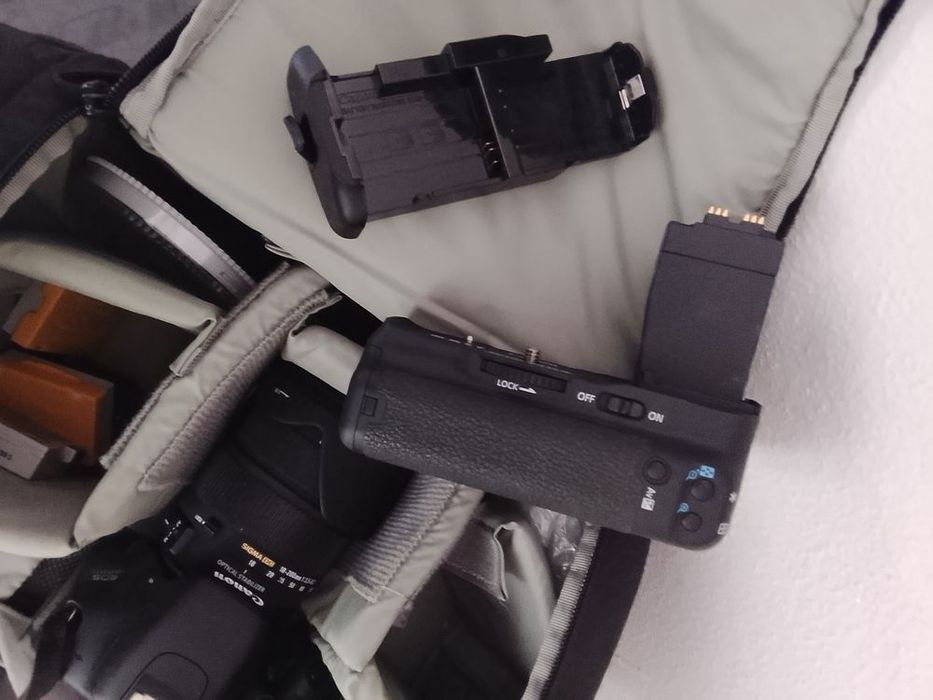 Câmera Canon 600D com vários extras a trabalhar sem problemas com mala 4 baterias carregador cabos de dados cartão de memória gipro
