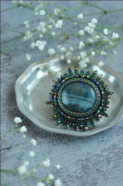 Unikatowa broszka z naturalnym morskozielonym agatem