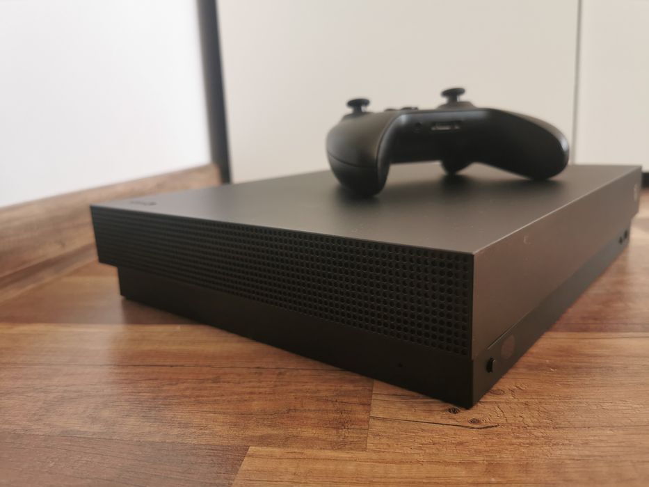 Xbox one x 1 TB +pad
