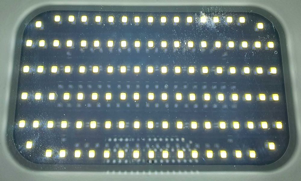 Світлодіодний ліхтар на сонячній батареї