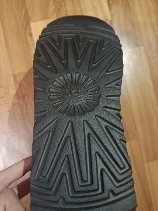 Продам нові чорні уги на натуральній цигейці