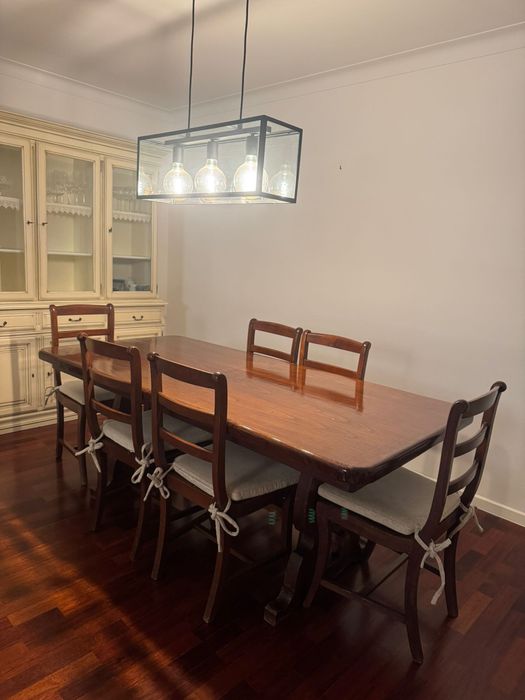 Conjunto mesa de jantar + 8 cadeiras madeira maciça