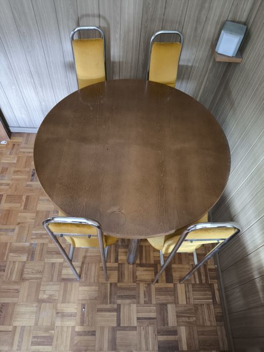 Conjunto de mesa e cadeiras retro
