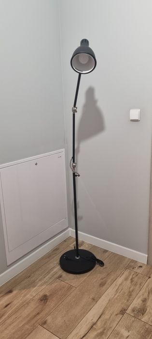 Lampa stojąca czarna 170 cm – regulowana, max 13W
