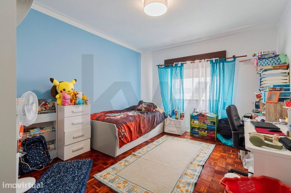 Apartamento T3 com Varanda e Vista para a Serra da Arrábida – Praça de