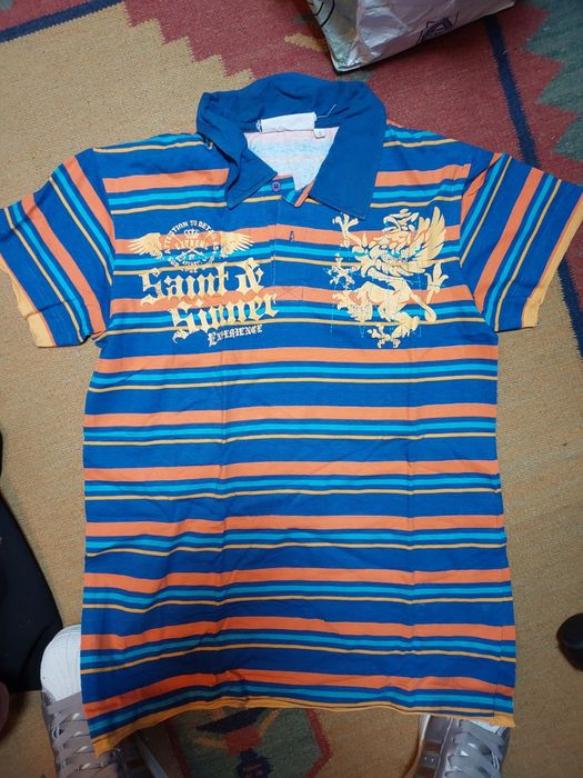 t shirt azul laranja e amarela