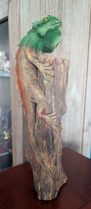 Kameleon rzeźba w drewnie