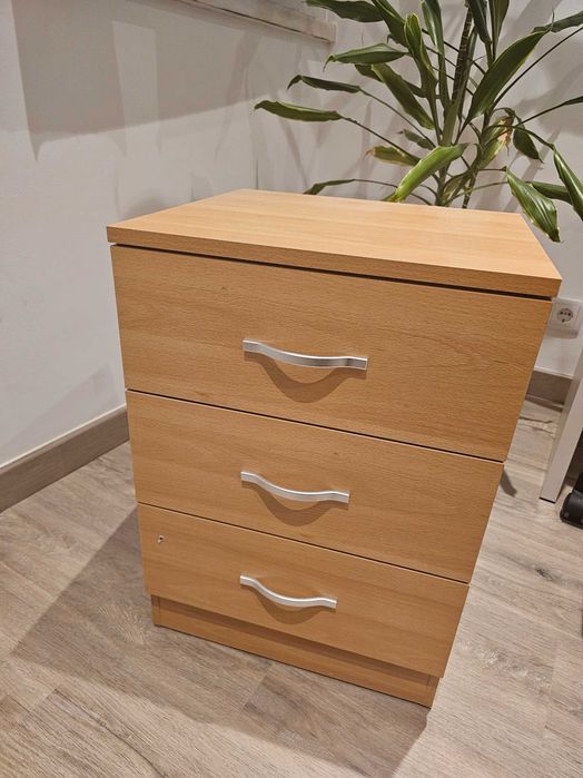Mesa de cabeceira / móvel com 3 gavetas – efeito pinho