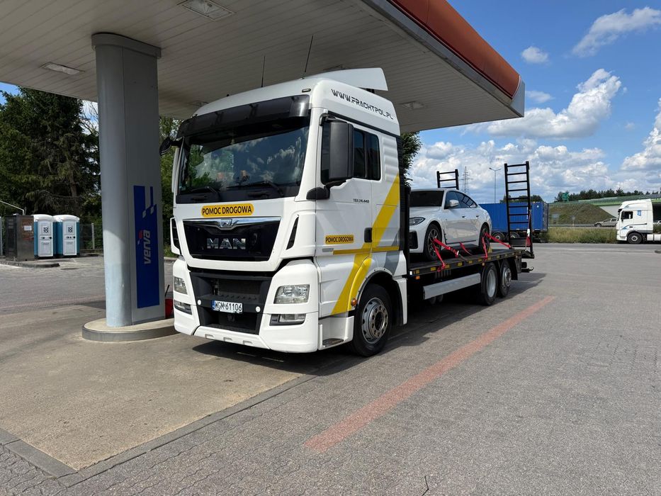 Transport maszyn budowlanych.
