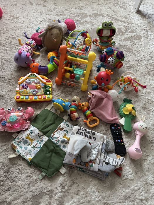 Іграшки для малюка 0+