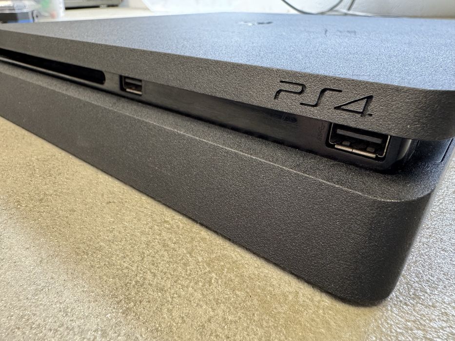PlayStation 4 slim 1TB  plus oryginalny pad i dwie gry
