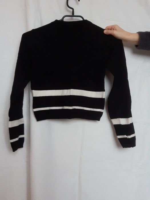 Krótki czarny sweterek