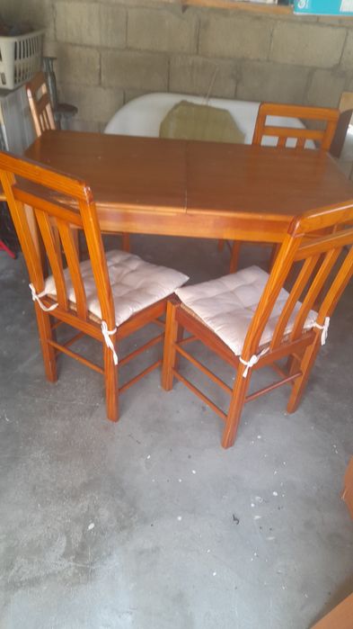 Mesa 4cadeiras+ dois móveis de arrumação