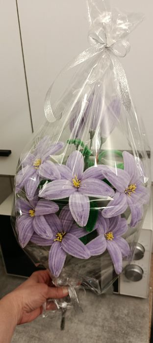 Bukiet lilii dekoracyjnych – ręcznie robiony 9 kwiatów .