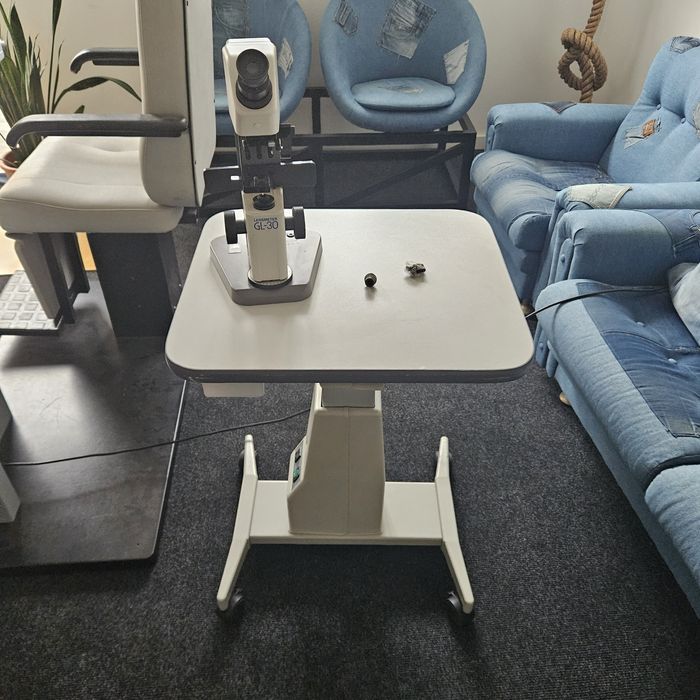 Frontocometro e mesa elevatória para optometria e oftalmologia.