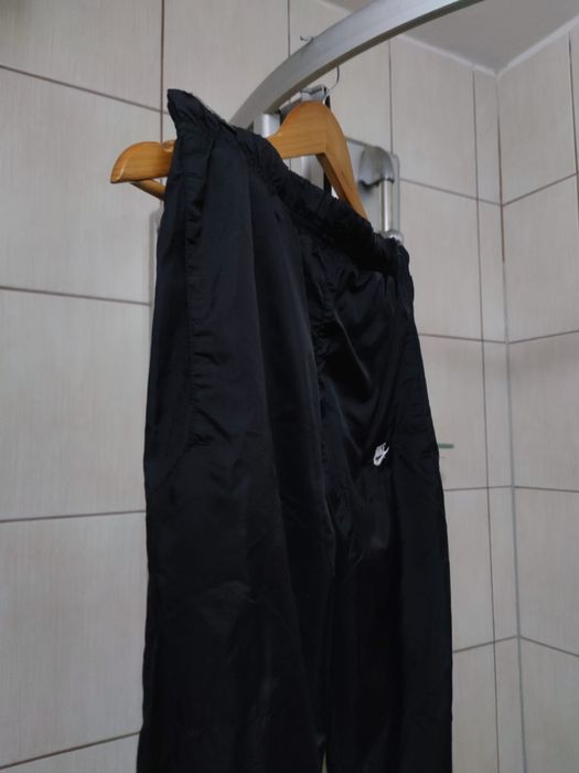 Męskie spodnie M dresowe typu ortalion marki Nike Sportswear w klasycz