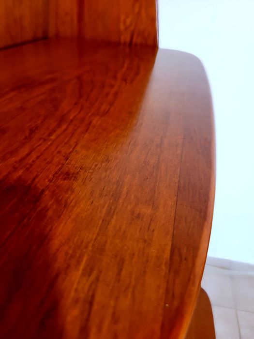 Móvel com espelho grande com 3 compartimentos atrás em madeira maciça