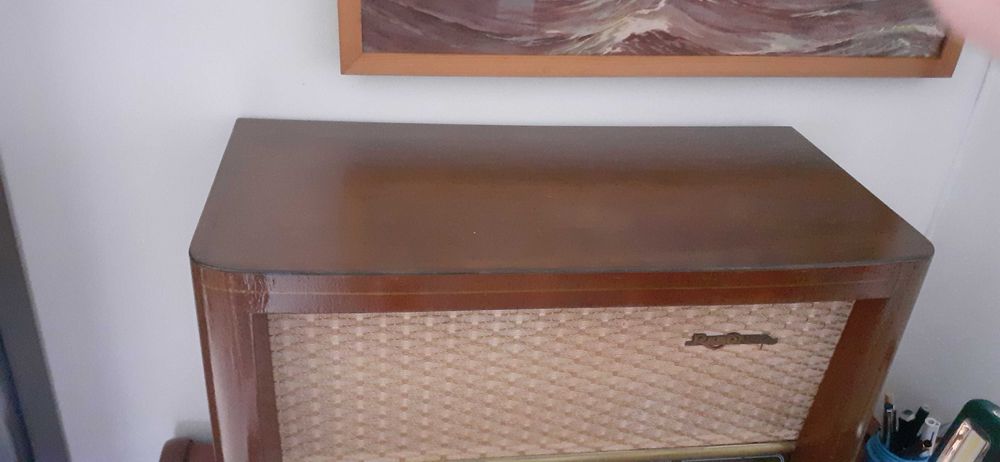 radio a valvulas tem FM