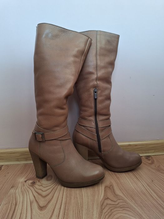 Beżowe kozaki zimowe