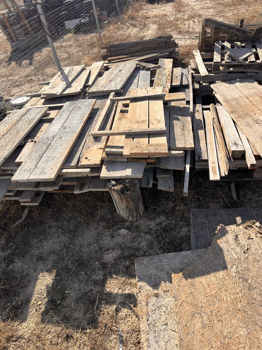 Dou madeiras/ restos de obra