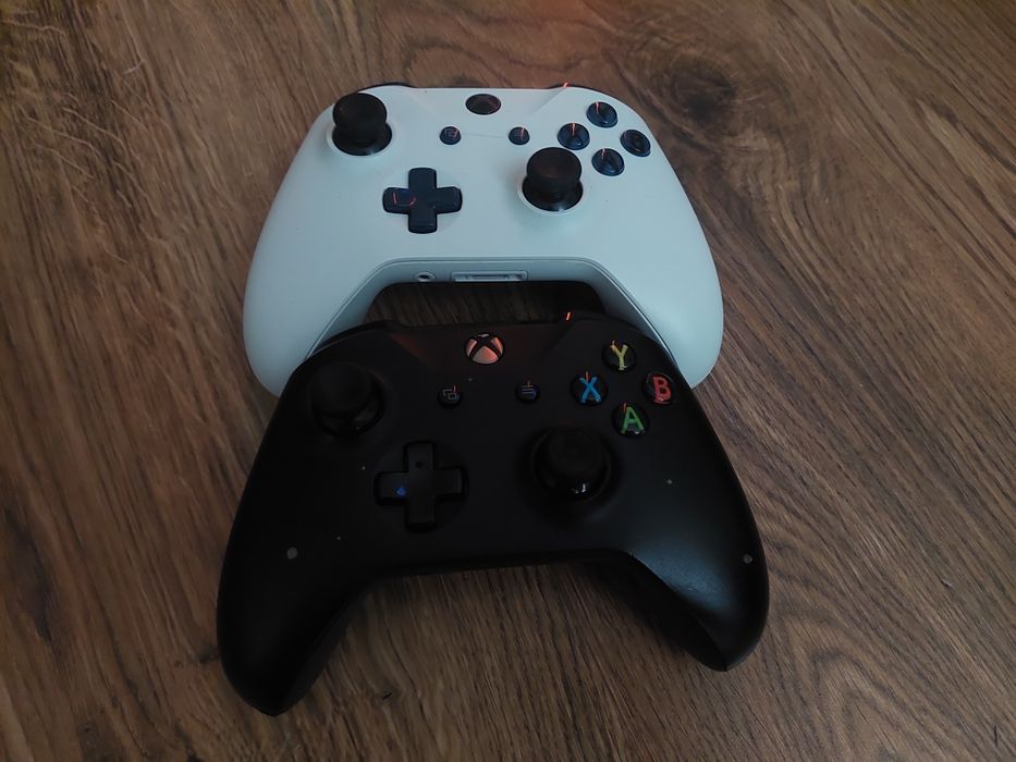 Xbox One X 1TB в отличном состоянии