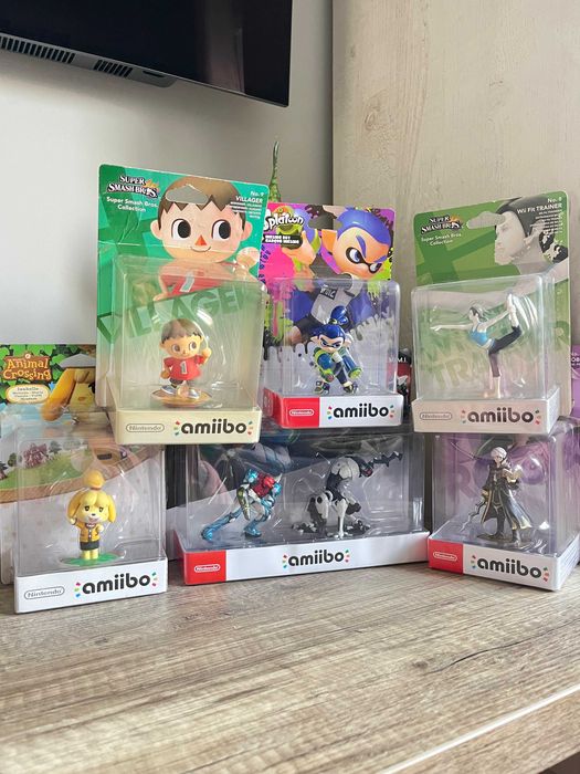 Vários amiibos em caixa