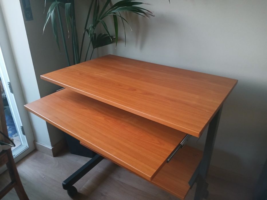 Secretaria em madeira com rodas