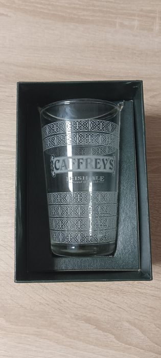 Kielich szklany do piwa Caffrey's.