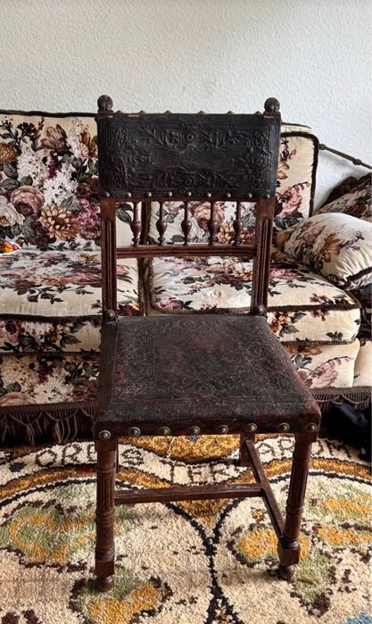 Антикварний стілець з різьбленою спинкою та шкіряним сидінням
