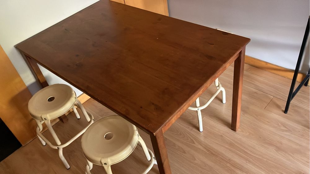 Mesa pinho envernizada e 4 bancos