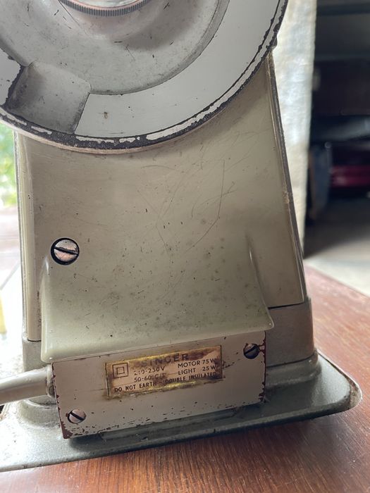 Máquina de Costura Singer