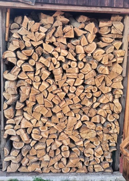 Drewno drzewo dębowe dąb kominkowe do kominka, pieca opał łupane suche