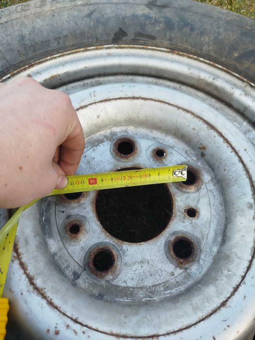 Komplet kół stalowych z oponami w rozmiarze 215/75 R16.