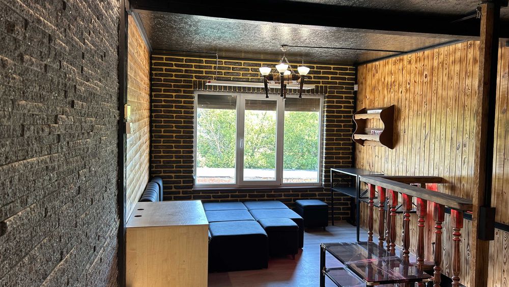 Сучасний приватизований гараж з кімнатою для відпочинку