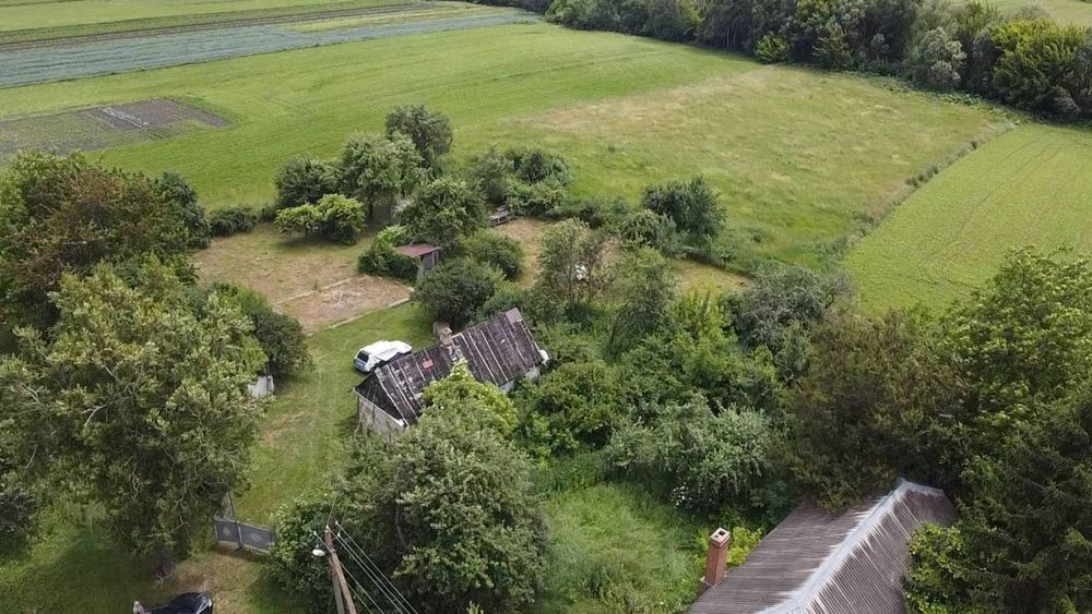 продається старий будинок з гарною земельною ділянкою