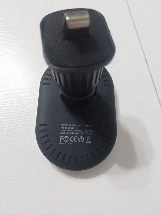 Бездротова зарядка в авто