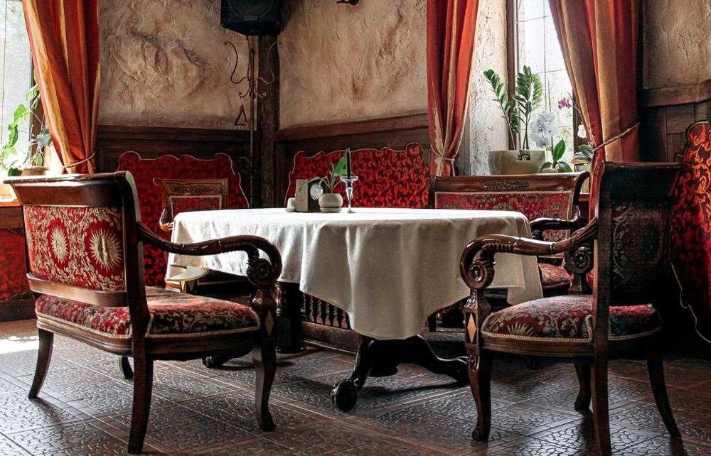 Замок люкс класса бильярд  лаунж зона 30 спальных Вышгород