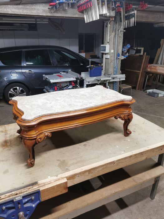 Mesa de centro em madeira maciça de castanho