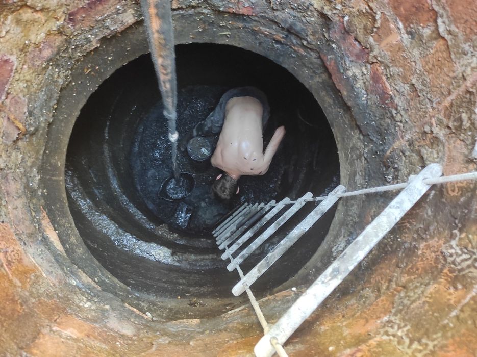 Ручная чистка сливных ям, Септиков, ремонт выгребных ям, Илосос - Інші ...