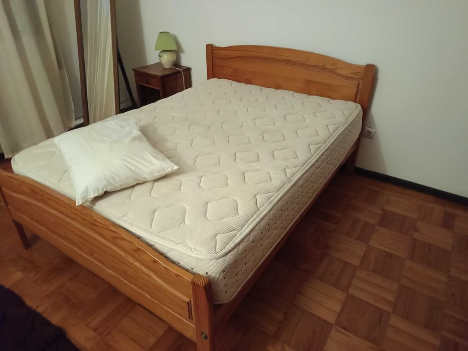 Cama casal com colchão e estrado