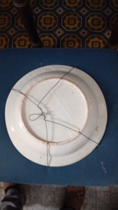 Prato antigo em faiança portuguesa