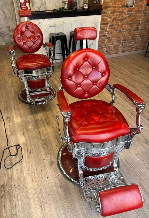 Cadeiras de barbeiro vermelhas