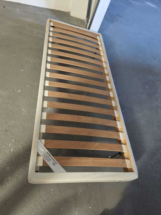 Cama individual com estrado de ripas de madeira
