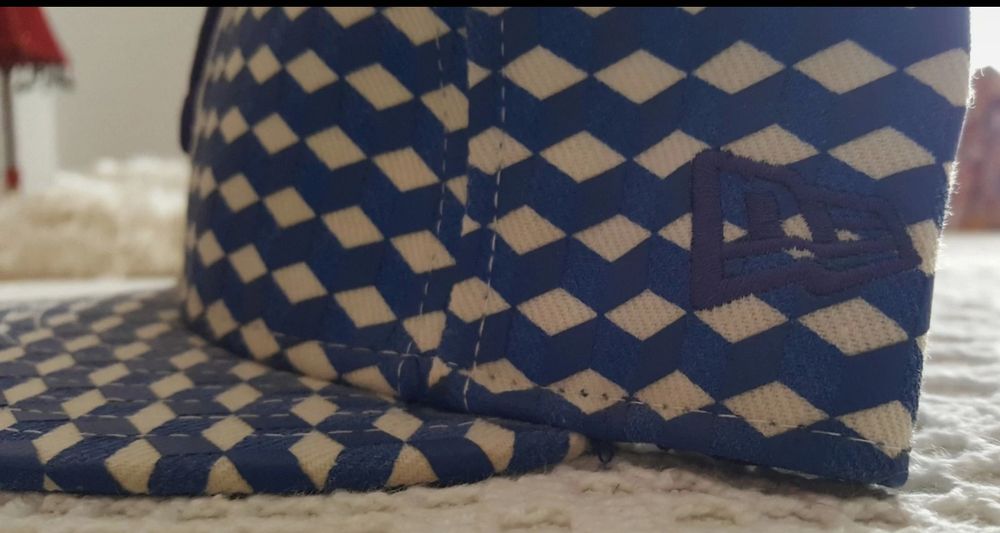 Boné azul e branco ( NEW ERA )