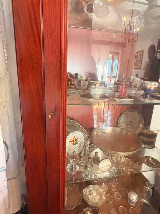 Vitrine Clássica em Madeira com Vidro e Gavetas