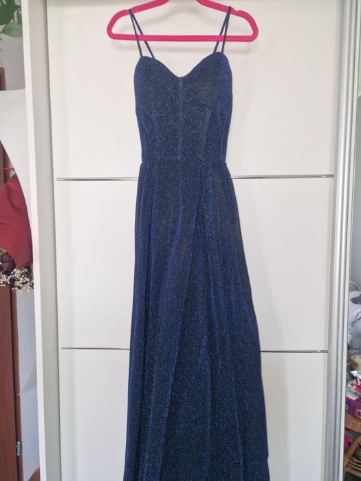 Granatowa błyszcząca sukienka balowa, wieczorowa